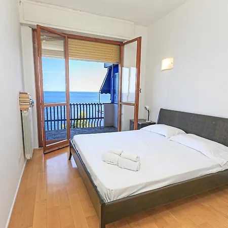 Iflat In Vista Lägenhet Varazze